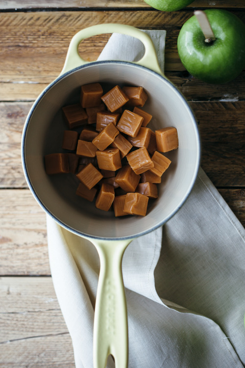 sweetoothgirl:   BACON CARAMEL APPLES   