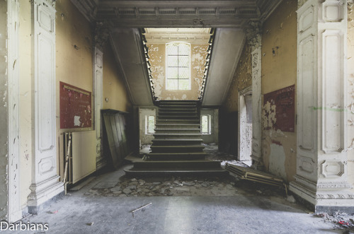 Abandoned chateau in BelgiumCheck the link for more from here…Chateau Rochendaal