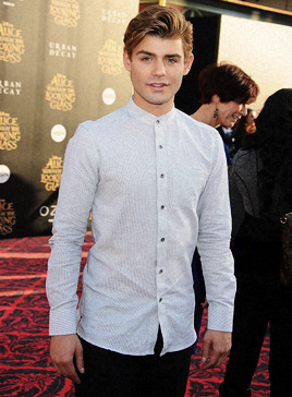 mydicktasteslikepepsi-cola:  Garrett Clayton attends the premiere of Disney’s ‘Alice