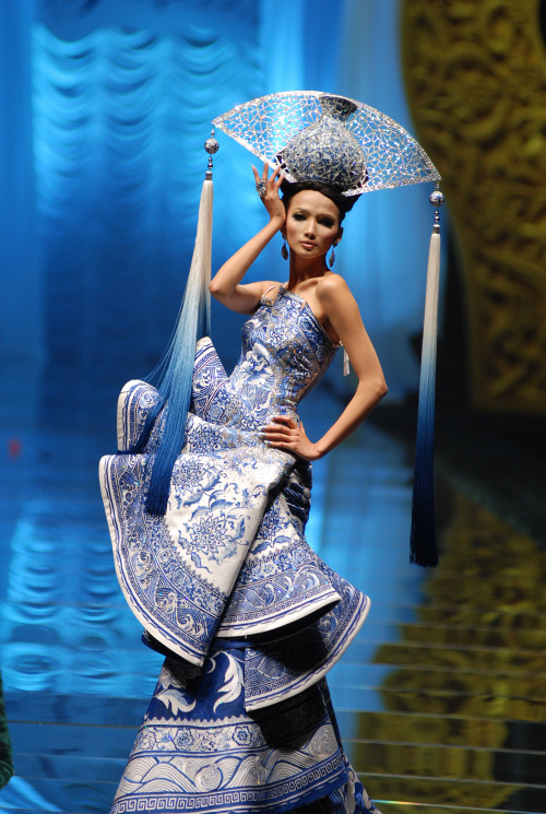 Guo Pei Couture Fall/Winter 2010 Collection