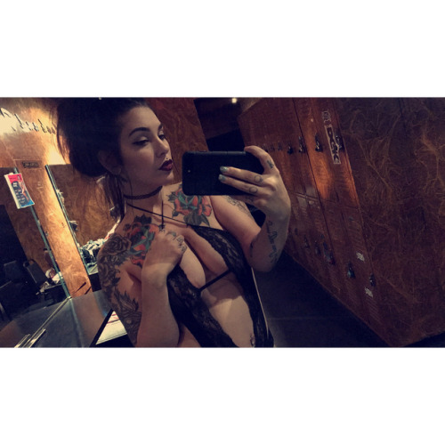 Porn Pics stripper-locker-room:  https://www.instagram.com/brattybrooklynx/