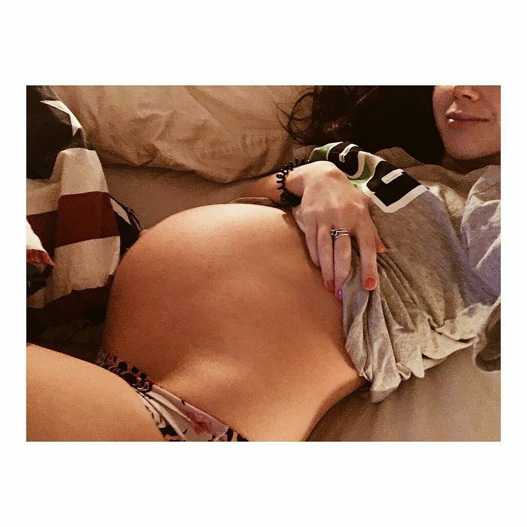 jagoraven: Never wear maternity clothes; always go with the barely fit ones!