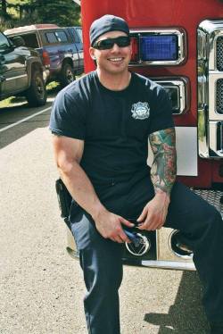 2sthboiz:  CHARLIE…. HAWT SEXY FIRE FIGHTER NON NUDE ** QUIK SOMEONE SET ME ON FIRE ** 