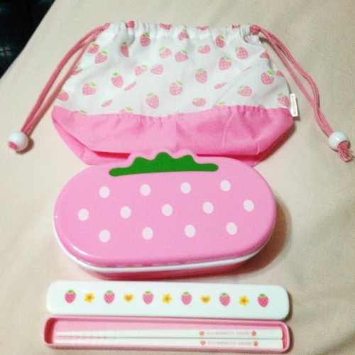 christinetofu:501inmyseoul:Strawberry lunchbox set ＼(^o^)／ #kawaiiomg everything is so cute