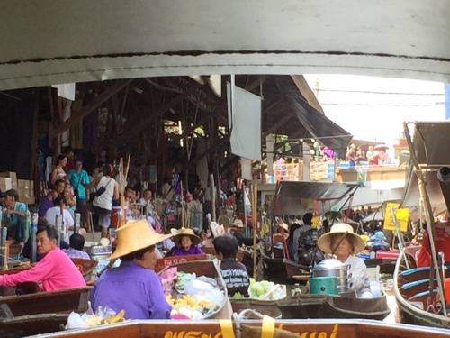Damnoen Saduak Floating Market ~ Ratchaburi, ThailandFloating markets are quite common through Tha