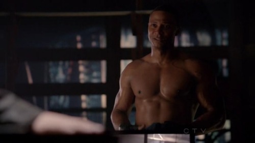  David Ramsey shirtless on CW’s Arrow 