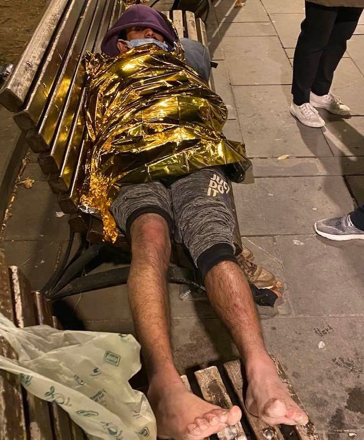 Guardate questa persona.
È afghana, è arrivata ieri sera a Trieste. Dopo due anni in Bosnia. Dopo trentacinque respingimenti. Trentacinque.
Il corpo devastato, i piedi in condizioni pietose che gli hanno poi dovuto fasciare. L'hanno curato su una...