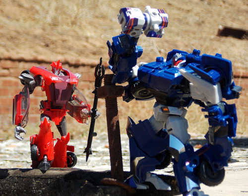 thegoddamnwordsmith: “Fight?”“Mmm, drive.” Deluxe Knock Out and AM-12 War Breakdown - Transformers: Prime 