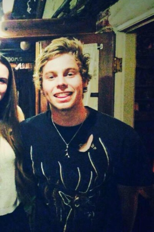 delusionaluke:  heartbeatshemmo:ok just hold up one second who even are you  oh jesus christ