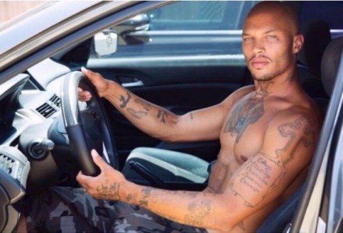 famous-male-celeb-naked:  JEREMY MEEKS😍