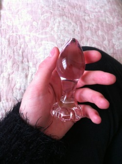 getsuswet:  baby-fuckdoll:  Icicles no. 48 came today and it is the loveliest littlest icicle of all :’) I’ll take pics with it when my other pink icicle gets here (hopefully tomorrow!!) (I have a fucking problem I know) (it’s so fun) (bye)  So