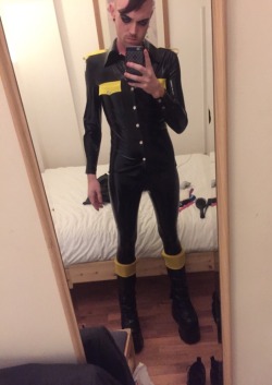 handlerdean:  Another pic getting ready for Manchester rubbermen