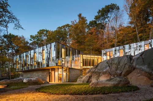 thekhooll:Pound Ridge HouseKieranTimberlakeThe site for this home is a south-facing, boulder-strewn escarpment that rises over a hundred feet, from a wetland to the top of a ridge. The owners were drawn to the almost magical sense of tranquility they