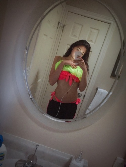 only-takes-abeautiful-fake-smile: Almost there motivation is Alexis ren. She’s body goals natural no