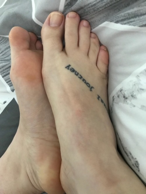 ohmysoles:Bare. It’s always refreshing to take off nail polish and give my feet some extra tlcohmyso