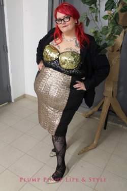 deathfatties:  US size 24 My top is a black vintage-style longline bra from Torrid that I embellished with gold mirrors pried off a disco ball and a cascade of crystals in gold, gray, champagne and clear. Many people thought my separates were actually