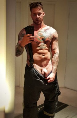 thirstyforjizz:  Sexy hung tattooed muscle bro