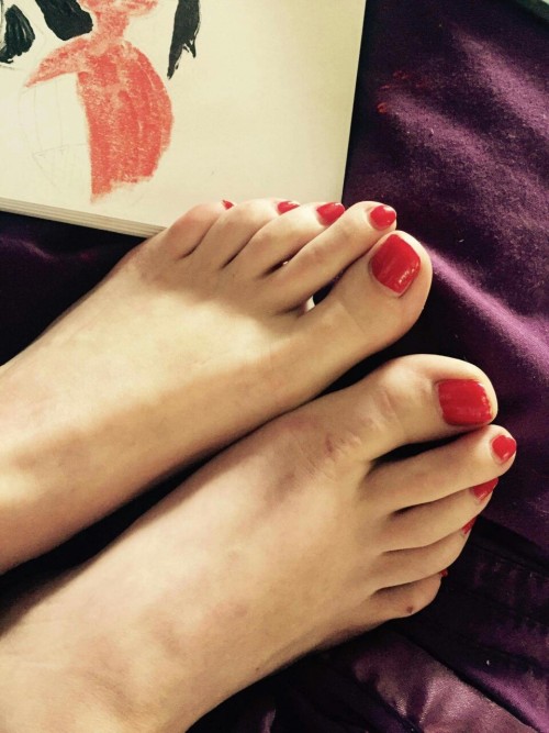 snoopythatsme: feetsandgingers: #ivecumonthosetoes Love to cum on these