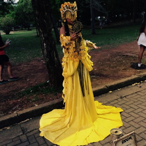 uma-banda-de-um:Foi na beira de um rio, aonde Oxum chorou… Oshun. The EVER lovely.