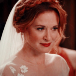 Sarah Drew  5a2e2339a1487f19f83df905d7a69dc485a7a4af