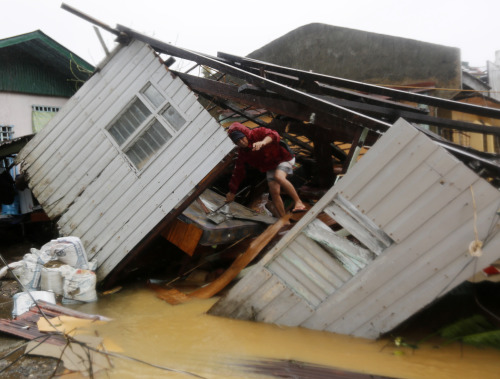 yahoonewsphotos:Typhoon Hagupit pounds the PhilippinesTyphoon Hagupit knocked out power, left at lea