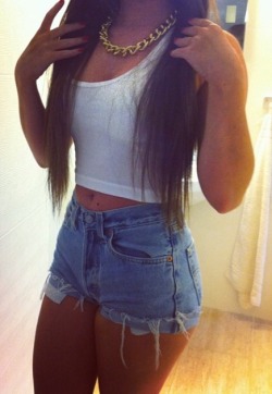 vogue-pussssy:  http://vogue-pussssy.tumblr.com/  Like these shorts, well the whole outfit!