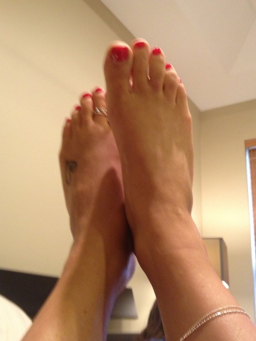 Hotwife modeling feet and soles on omegle