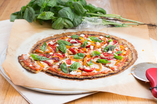 beautifulpicturesofhealthyfood:  Sautéed pepper, goat cheese and basil pizza on cauliflower crust…RECIPE