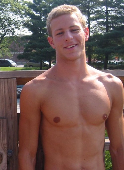undie-fan-99: And today’s UNF!!!! moment brought to you buy this guy!   (via TumbleOn)