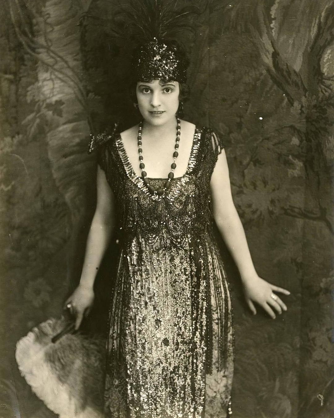 🔸Portrait of Gretchen Hartman, aka Sonia Markova. She was the actress wife of actor Alan Hale. Taken circa 1919. From Mikki’