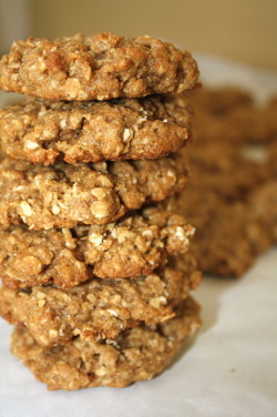 teenagehealthnut:  “Vegan Banana Oatmeal Cookies” Another vegan-desert on my to-do list.