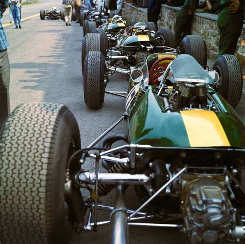 qtaroqhoji:  itsbrucemclaren:  1967 Mexico Grand Prix - Jim Clark (Lotus)  ラバードーナツですんでたいうことは、現代と比べたら