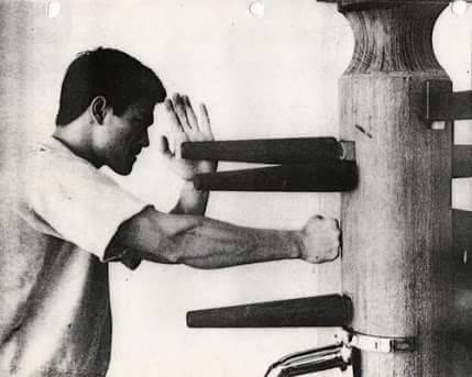 goleejunfanfan:  Fans Bruce Lee Facebook  Bruce with the wooden dummy