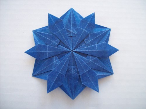 “Snowflake” designed by Dáša Ševerová.Folded by Annalisa on a hexagon cut from a 20 cm square of gla