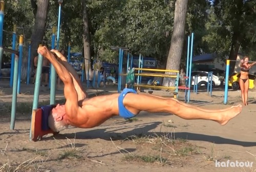 fitmatureoldermen:  Oh sure, I could do this all day long, thank you very much!  Now that is hot!
