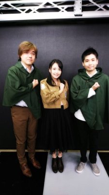 SnK News: Mikami Shiori Poses with KOEI TECMO Team!Mikami Shiori, the seiyuu for Historia, strikes a signature pose with KOEI TECMO President Koinuma Hisashi and SnK Game Director Suzuki Hideo after today’s livestream session about the upcoming Shingeki