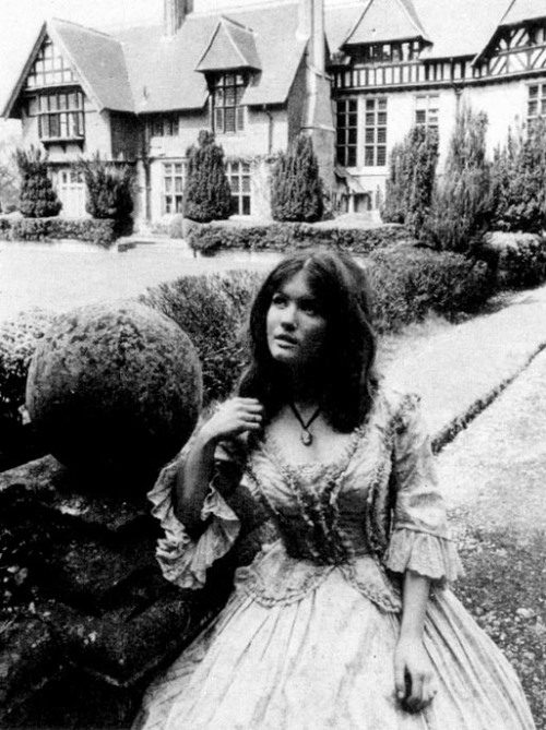 askperibrown:Photo sets of the companions from their first episode’s 11/?Victoria Waterfield - The E