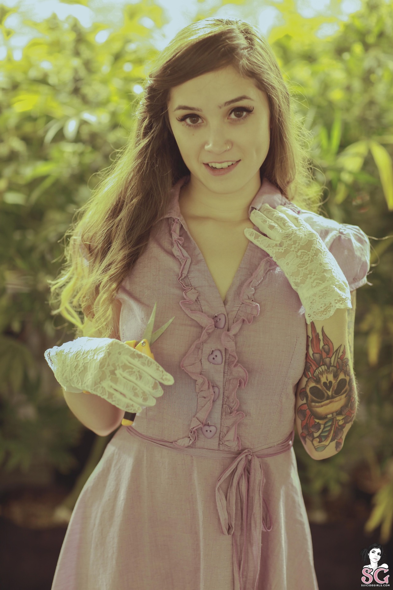 past-her-eyes:   Damsel Suicide + Dimples Suicide + Brewin Suicide www.suicidegirls.com/girls/damsel