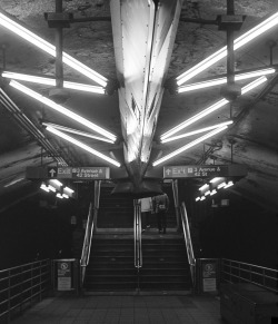 nyc-subway:  1980s lighting design on the