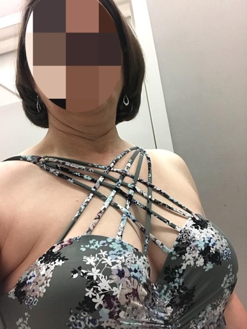 sm54usa5:  Sexy Mormon wife tried on some porn pictures