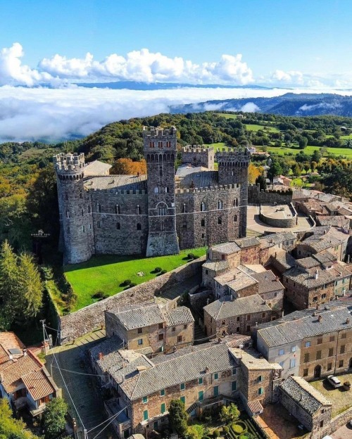 Castle of Torre, LazioReposted from @italy.photos #lazio #italianvillages #italia #italydestinatio