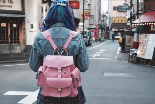 Photo : Akemi Masuyoshi Hair &amp; makeup : Mayumi Kayagi Skirt: Morph8ne Bag: Grafea Shoes: Dr.