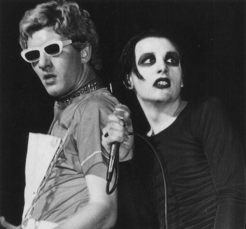 stillunusual:Dave Vanian and Captain Sensible of the Damned (1976)