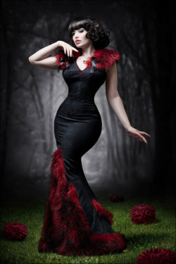 ms-curves:  And this… just because it’s incredibly cool looking. Probably an immense pain to wear and try to move/walk in… but the things us women do for fashion. Credits thanks to Kurvendiskussionen:   Model: La Esmeralda wearing a gown by: Royal