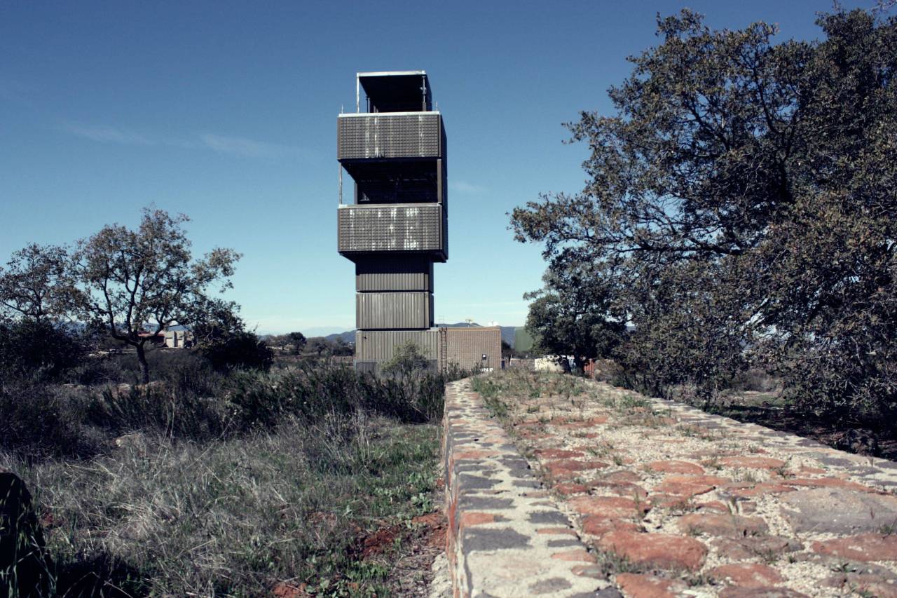 destroyed-and-abandoned:  Defunct Microwave Tower, Temecula CA Source: Kittensniff