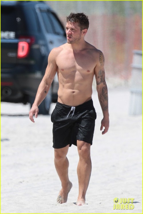 jazzmenloria:  holy hot damn  Ryan Phillippe porn pictures