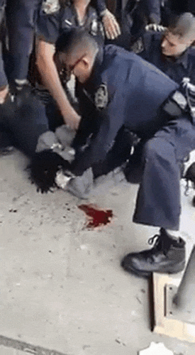 swagintherain:  BREAKING! Police are violently beating Black man in Brooklyn while