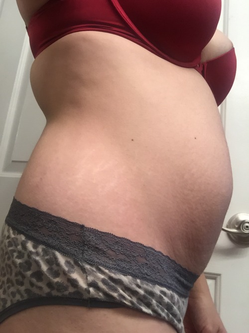 absinthelaveep: It’s becoming harder and harder to deny, physically, that I’m pregnant.   That pronounced mid-belly bump-out seems here to stay with only expectations of growth.   I’m usually on the small side in normal circumstances, but during