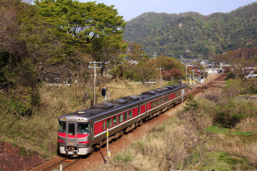 Single track by Teruhide Tomori Kiha 189 series. The limited express HAMAKAZE Located : Satsu statio