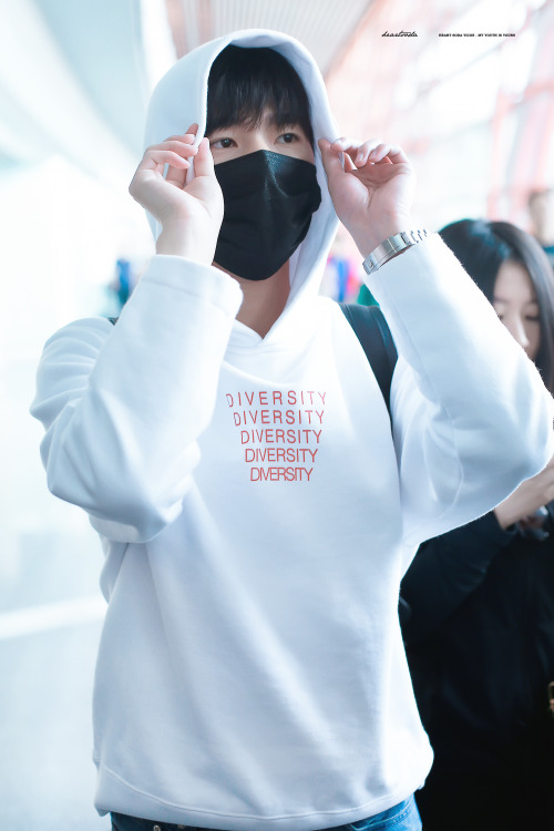 160924 YangYang at Zhengzhou  heading to Beijing    CR:HEARTSODA0909